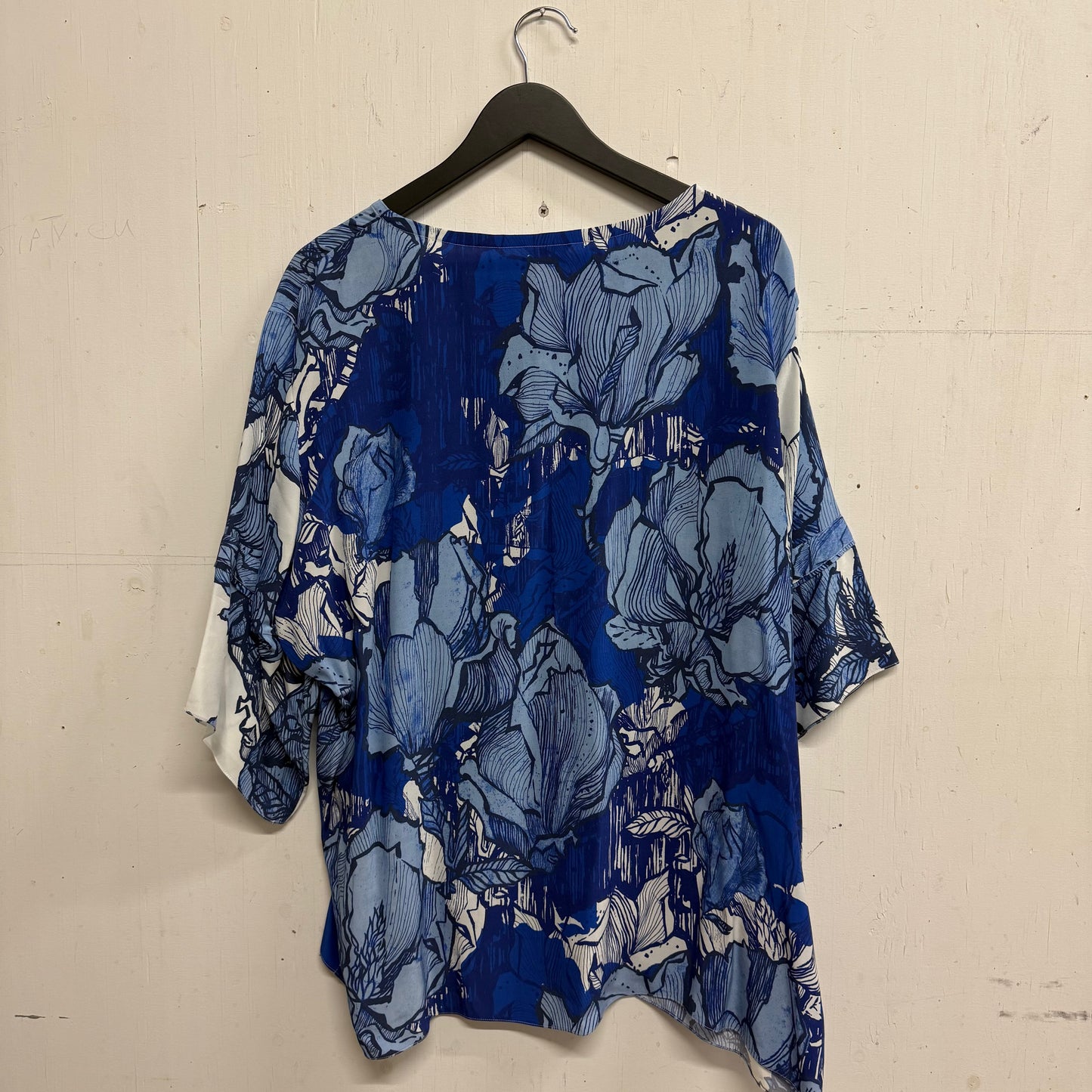 Asymmetrical Lightweight Top